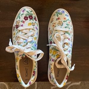 NWOT Toms tennis shoes.
